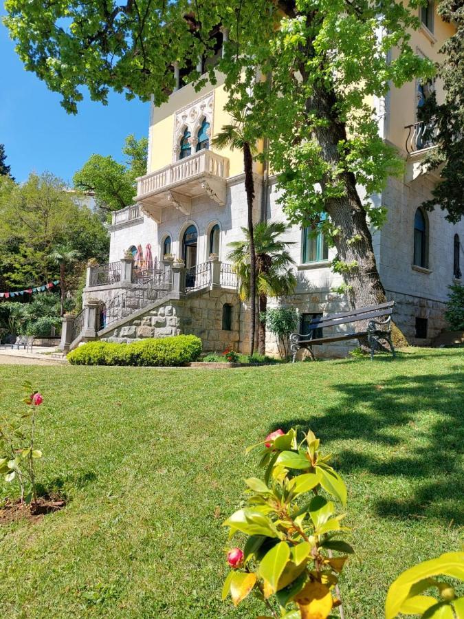 Hotel Villa Astra Lovran Exteriör bild