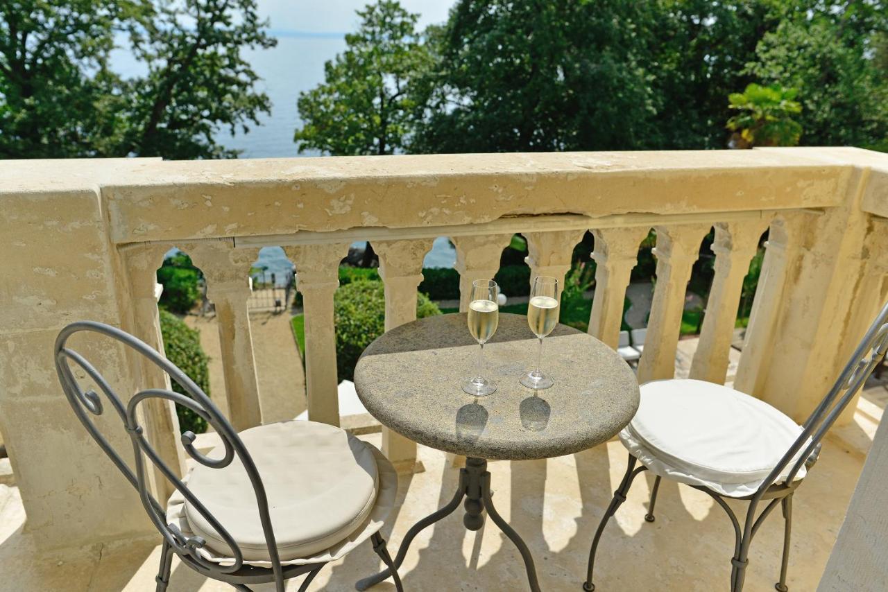 Hotel Villa Astra Lovran Exteriör bild